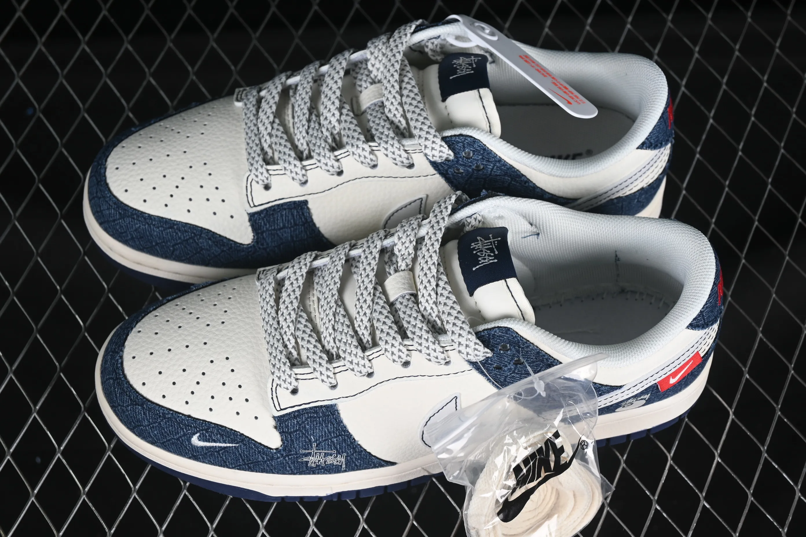 All categories Nk SB Dunk Series Nk SB Dunk Low High-end customized low-top sneakers Nike SB Dunk Low Stusi co-branded Reflective blue denim Anniversary high-end customized low-top casual sneakers ZH2598-268